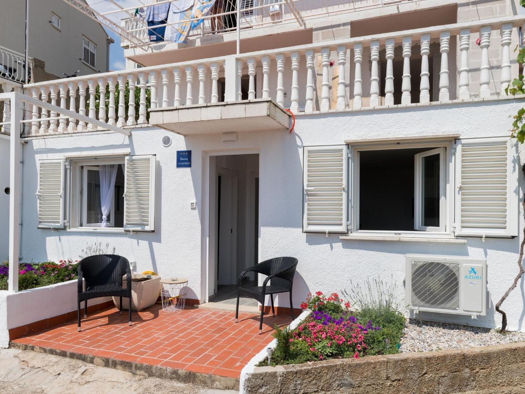 Semi - One Bedroom With Terrace And Sea View Appartamento *
